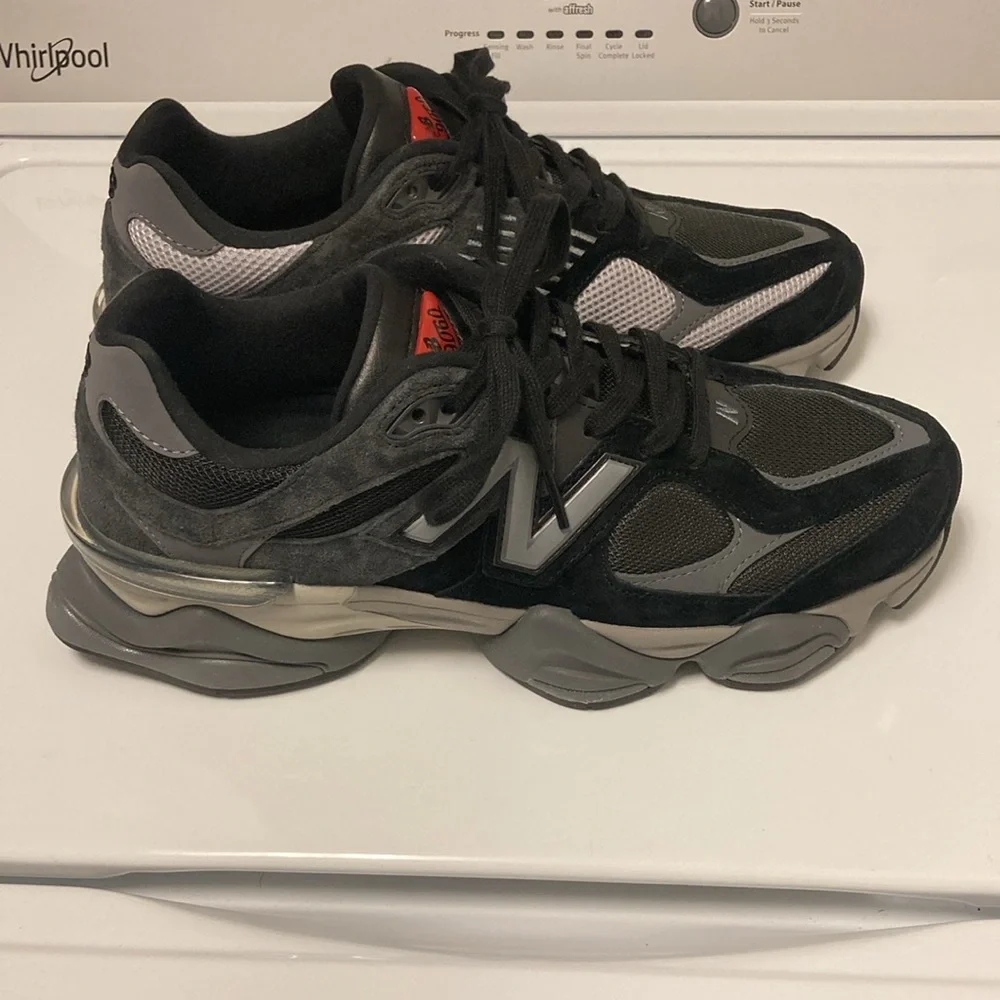 Black and Gray 9060 Sneakers - Picture 4 of 9